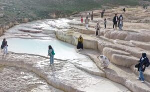 Başkale ilçesinde Pamukkale’yi andıran doğal travertenler, hem yerli hem de
