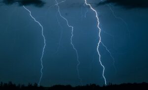 Hanak ilçesinde hayvan otlatırken yıldırım isabet eden 20 yaşındaki Barış