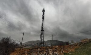 Muradiye ilçesinde kargaların bir baz istasyonu direğine yaptığı onlarca yuva,