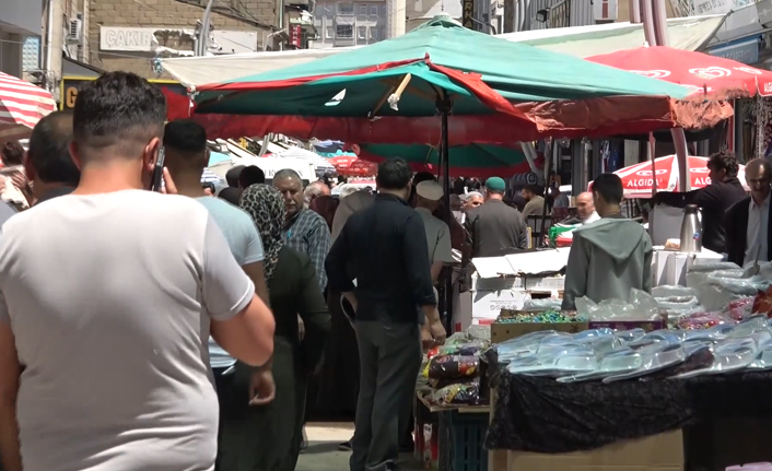 Kurban Bayramı’na saatler kala Van’da çarşı ve pazarlarda renkli görüntüler