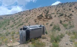 Başkale ilçesinde hafif ticari kamyonetin şarampole yuvarlanması sonucu meydana gelen