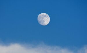 Bilim insanlarına göre Ay’ın yüzeyinin altında 1 trilyon doları aşabilecek