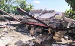 Beşiri ilçesi Atbağı köyünde iki katlı bir binanın balkonu çöktü.