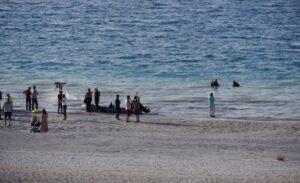 Burdur’un Yeşilova ilçesinde bulunan Salda Gölü’nde serinlemek için suya giren