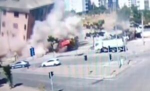 Kahramanmaraş’ın Onikişubat ilçesi Şeyh Edebali Bulvarı’nda, orta hasarlı olarak belirlenen