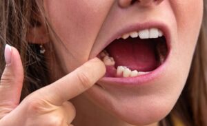 Uzman Diş Hekimi ve Ağız, Diş, Çene Cerrahisi Uzmanı Prof.