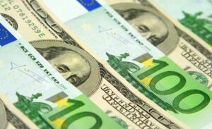 Serbest piyasada döviz fiyatları yeni güne hafif düşüşle başladı. Dolar