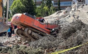 Kahramanmaraş’ın Onikişubat ilçesi Şeyh Edebali Bulvarı’nda bulunan orta hasarlı bir