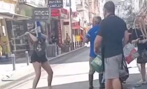 Balçova ilçesinde, belediye işçisini darbedip motosikletine zarar veren iki genç