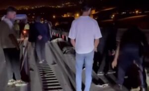 Edremit ilçesinde gece saatlerinde meydana gelen kazada, hafif ticari kamyonet