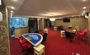 Adana’nın Seyhan ilçesinde, özel bir okulun bitişiğindeki inşaat malzemesi satan