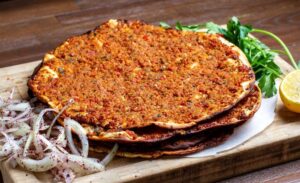 Oyuncu ve ses sanatçısı Ekin Akkaş, sanat kariyerinin yanı sıra