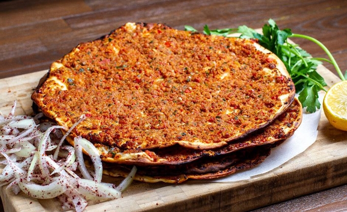 Oyuncu ve ses sanatçısı Ekin Akkaş, sanat kariyerinin yanı sıra