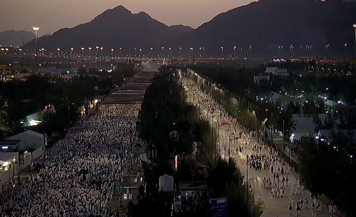 Diyanet İşleri Başkanlığı organizasyonuyla kutsal topraklarda bulunan hacı adayları, Kurban