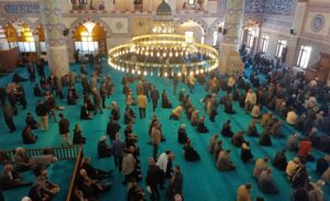 Cuma namazı, Müslümanlar için haftalık toplu ibadetlerin en önemlilerinden biridir.