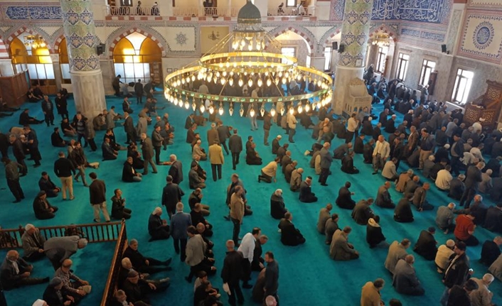 Cuma namazı, Müslümanlar için haftalık toplu ibadetlerin en önemlilerinden biridir.