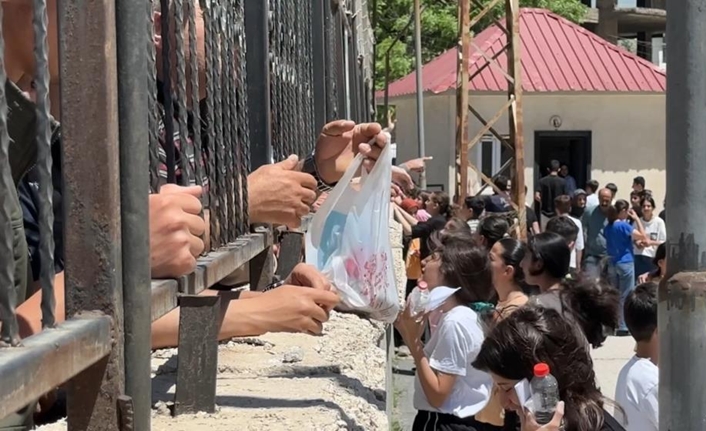 Yüksekova ilçesinde LGS sınavının birinci oturumu sonrası dışarı çıkan öğrenciler,
