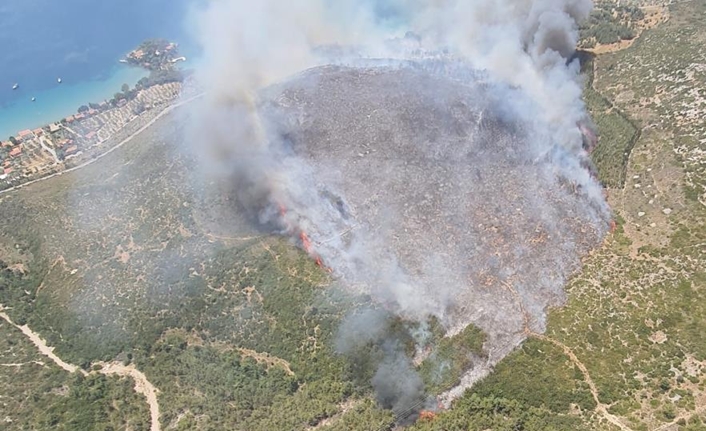 Karaburun ilçesinde ormanlık alanda çıkan yangına ekipler havadan ve karadan