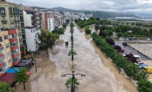 Trabzon’un Ortahisar ilçesine bağlı Beşirli Mahallesi’nde etkili olan sağanak yağış