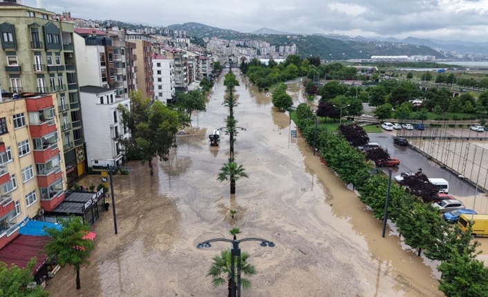 Trabzon’un Ortahisar ilçesine bağlı Beşirli Mahallesi’nde etkili olan sağanak yağış