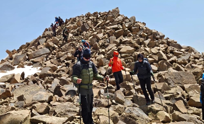 Adilcevaz ilçesi sınırlarında bulunan ve Türkiye’nin üçüncü en yüksek zirvesi