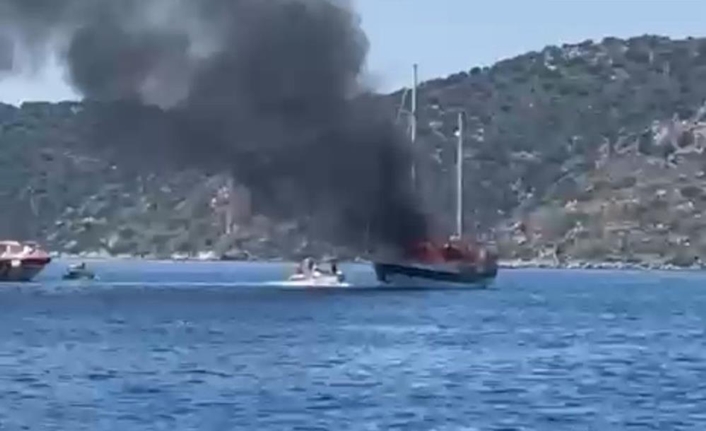 Marmaris ilçesinde bir tersaneye bağlı teknede çıkan yangın, yeniden alevlenmesinin