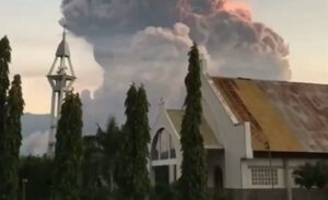 Endonezya’nın Doğu Nusa Tenggara eyaletinde bulunan Lewotobi Laki Yanardağı, şiddetli