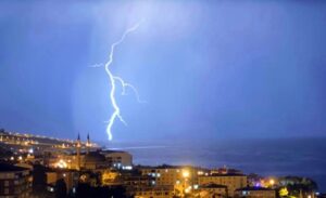 Ahlat ilçesinde gece saatlerinde Van Gölü üzerinde art arda çakan