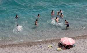 Haziran ayıyla birlikte Antalya’da hava sıcaklıkları mevsim normallerinin üzerine çıktı.