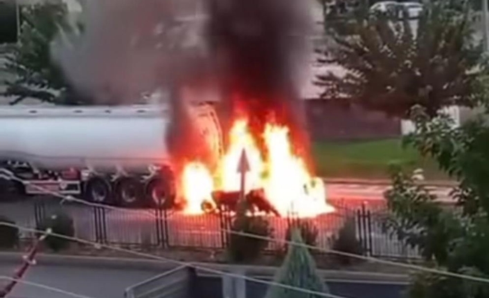 Kayapınar ilçesinde seyir halindeyken alev alan otomobil büyük paniğe neden