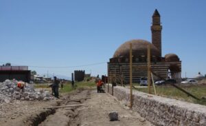 Van Kalesi’nin güneyinde yer alan ve geçmişi M.Ö. 3000’li yıllara