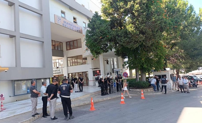 Manavgat ilçesinde, Belediye Başkanı CHP’li Niyazi Nefi Kara’nın da aralarında