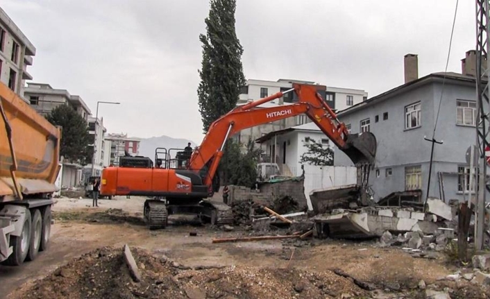 Van Büyükşehir Belediyesi tarafından Terzioğlu Caddesi’nde başlatılan yenileme çalışmaları hız
