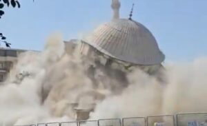 Van’da 1976 yılında ibadete açılan Hazreti Ömer Camii, depremlerde aldığı