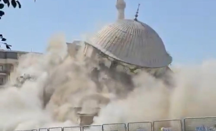 Van’da 1976 yılında ibadete açılan Hazreti Ömer Camii, depremlerde aldığı