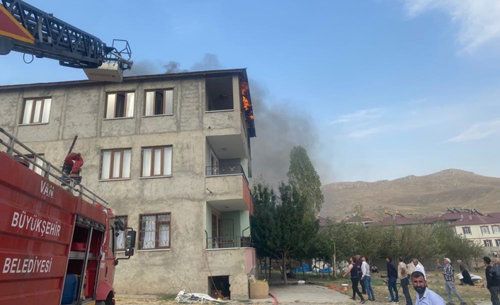 İpekyolu ilçesine bağlı Bostaniçi Mahallesi’nde bir evin çatısında çıkan yangın