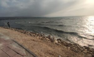 Van’da saatte 25 kilometre hıza ulaşan rüzgar, Van Gölü’nde yüksek