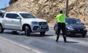İbrahim Tatlıses’in kızı Dilan Çıtak, Bodrum’da emniyet şeridinde ilerlerken polis