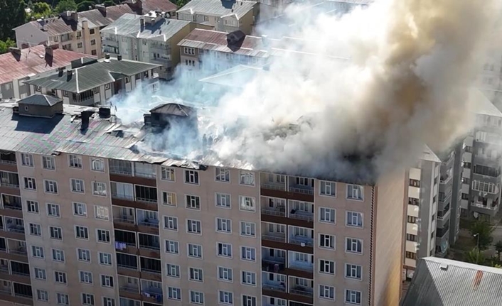Muş’ta 9 katlı bir binanın çatısında çıkan yangın, itfaiye ekiplerinin