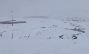 Rize’nin yüksek kesimlerinde yaz mevsiminin ortasında kar yağışı etkili oldu.