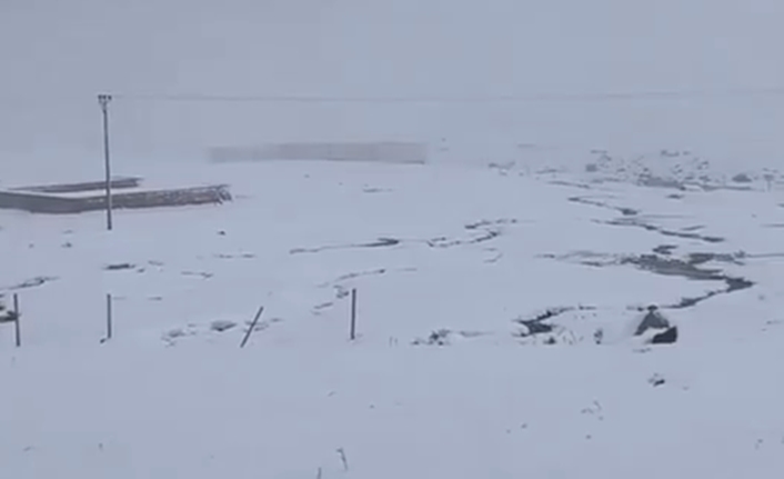 Rize’nin yüksek kesimlerinde yaz mevsiminin ortasında kar yağışı etkili oldu.