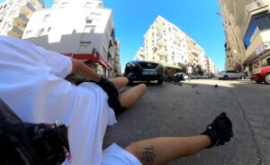 Yenişehir ilçesinde otomobille çarpışan motosiklet sürücüsünün savrulma anı, hem kask