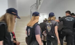 Kocaeli merkezli yürütülen soruşturma kapsamında sahte kripto uygulamalarıyla vatandaşları dolandırdığı