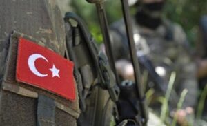 Irak’ın kuzeyindeki Pençe-Kilit Operasyonu bölgesinde mağarada yürütülen arama faaliyeti sırasında