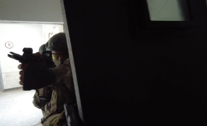 Van Emniyet Müdürlüğü’nün il genelinde yürüttüğü kapsamlı operasyonlarda silah, uyuşturucu,