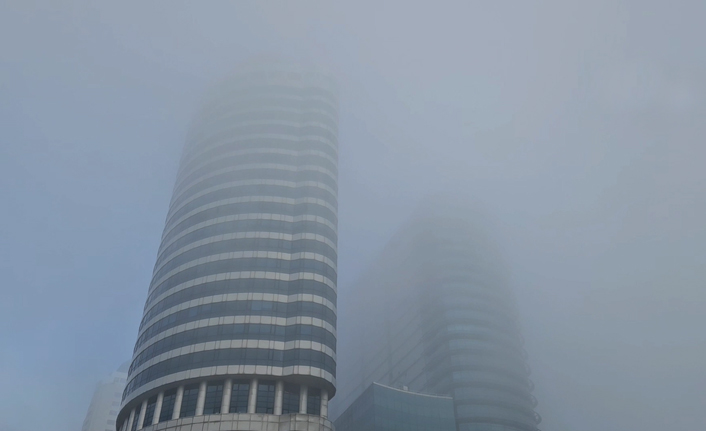 İstanbul’da sabah saatlerinde etkili olan yoğun sis, şehir genelinde görüş