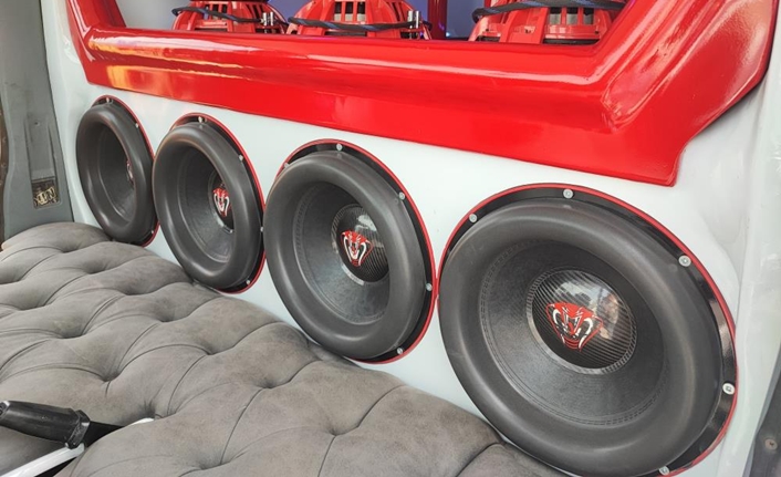 Adana’da minibüse kurulan dev ses sistemi 160 desibeli geçince, müziğin