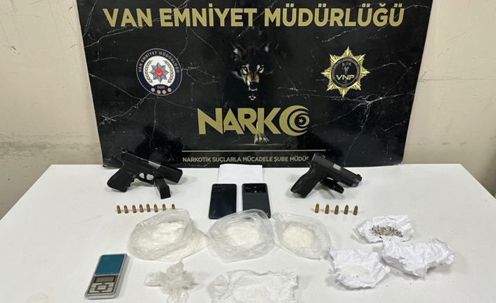 Van İl Emniyet Müdürlüğü ekipleri, “torbacı” olarak bilinen sokak satıcılarına