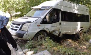 Cevizdibi köyünde ot biçmeye giden vatandaşları taşıyan minibüsün devrilmesi sonucu