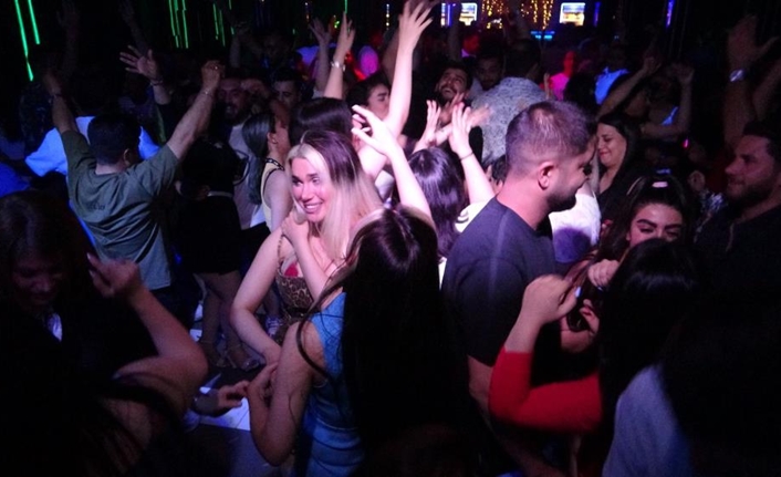 Van’ı her yıl ziyaret eden yüz binlerce İranlı turist, kentin